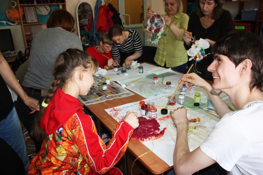 Продолжаем обучаться росписи на ткани. Узелковая техника