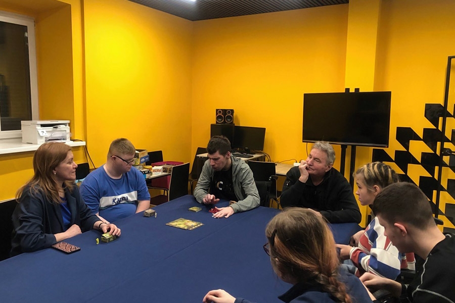 В кругу друзей и за игрой в настолки