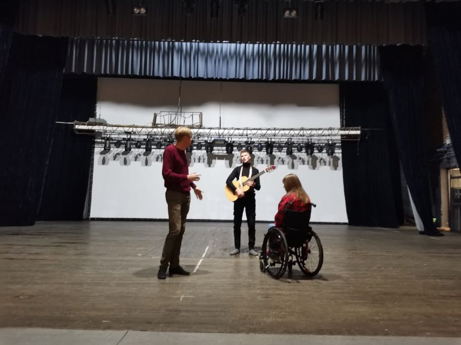 Кипит работа на сцене