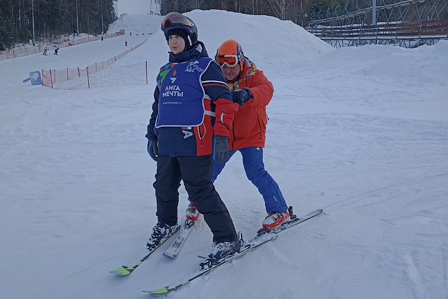 Ярик осваивает лыжи