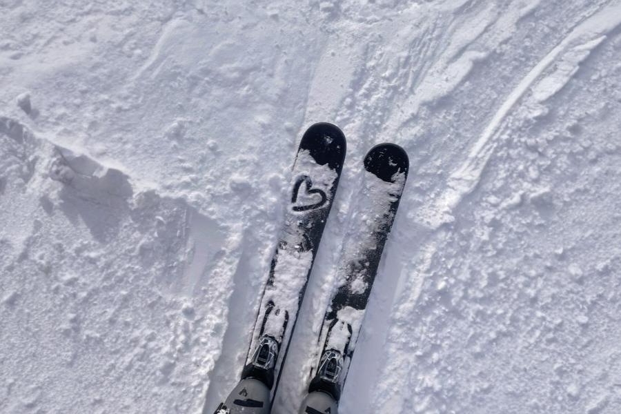 Милена вчера впервые встала на лыжи