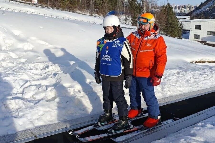 Степан впервые встал на лыжи