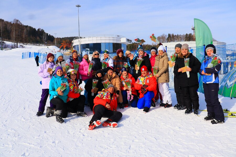 8 Марта на лыжах. Прекрасная традиция