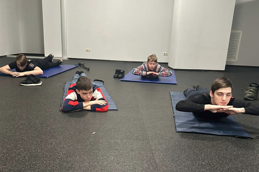 Кто качает силушку по утрам, тот молодец!