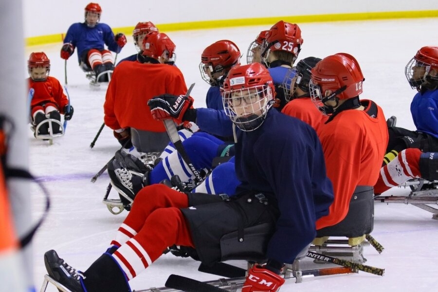 Видео с тренировки следж-хоккеистов