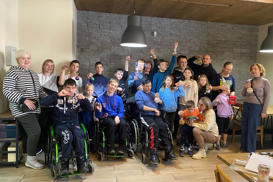 17 ноября посетили мастер класс по росписи новогоднего шара