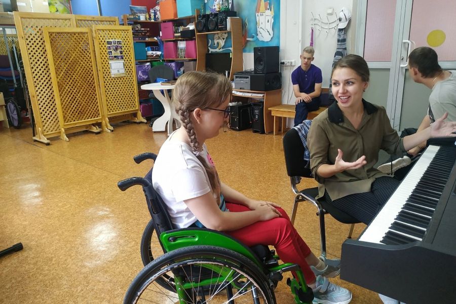 А в студии идут занятия по вокалу и актерскому мастерству