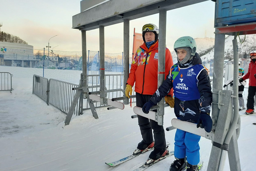 Артём и Тимофей на спорте проводят каникулы