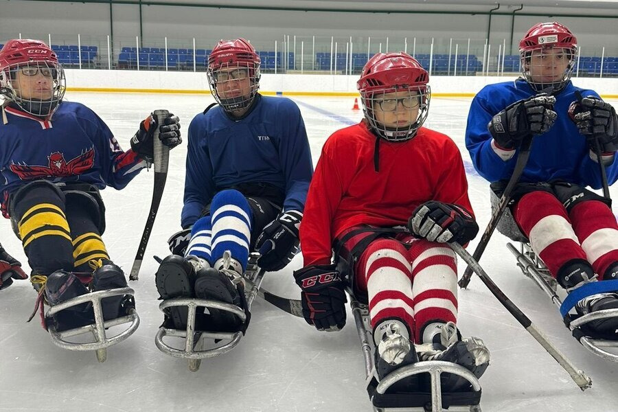 Встретили День города на льду