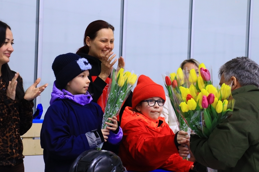Поздравили мам и девочек с весной)))