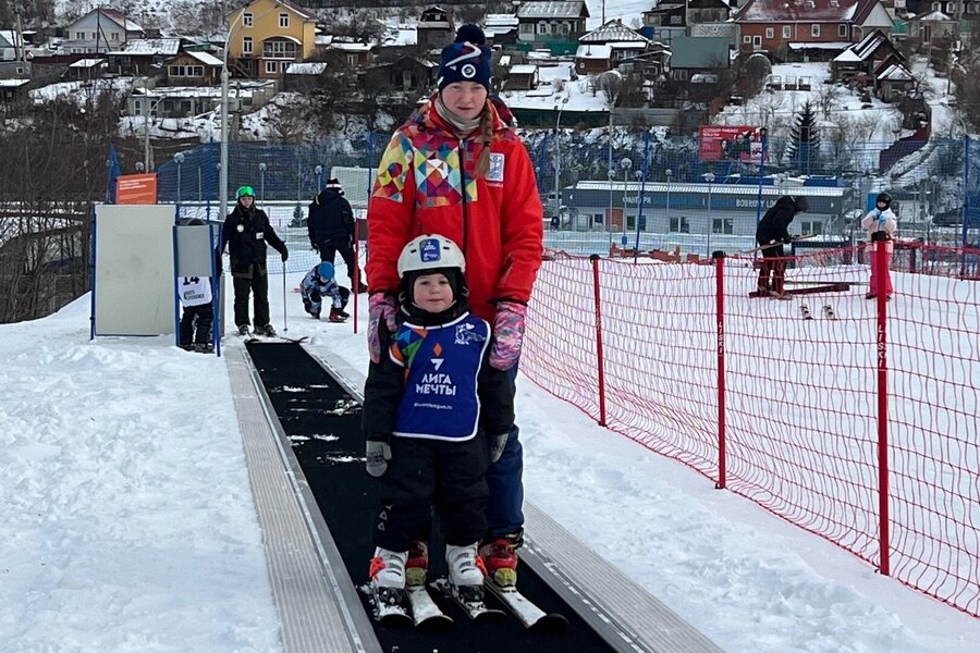 Второе занятие, а Степан уже уверенно стоит на лыжах!