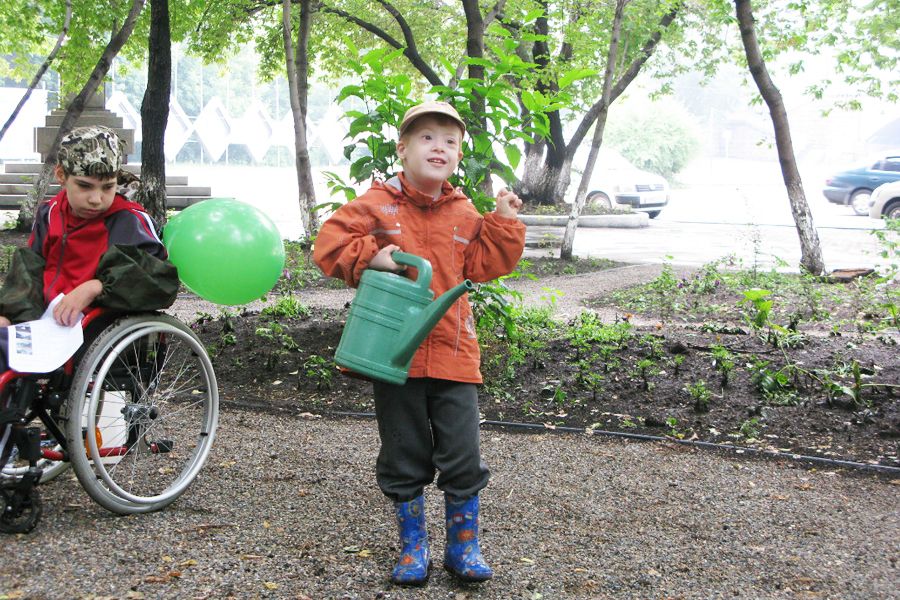 8 июля в День семьи, любви и верности на острове Отдыха прямо на деревьях распустились разноцветные шары!