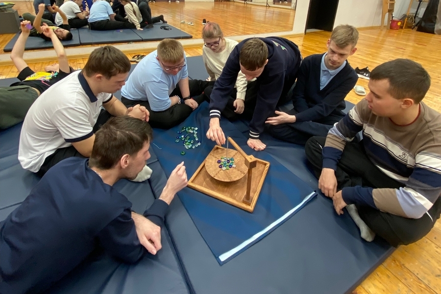 Как провести настолки, когда в зале нет стола?