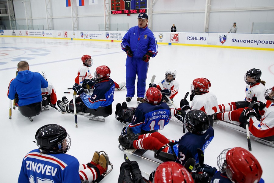 В хоккей играют отважные дети!