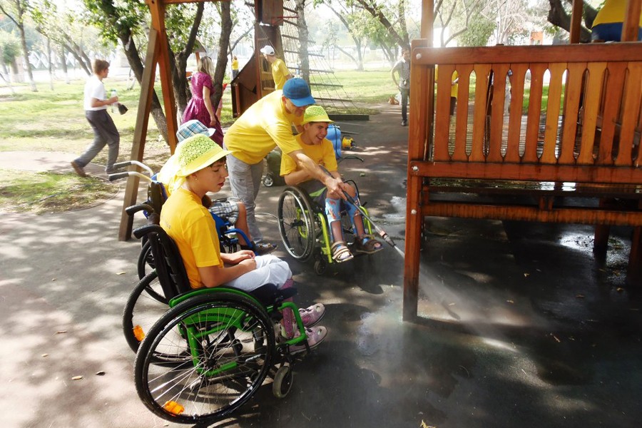 Трудовой десант в Добром парке