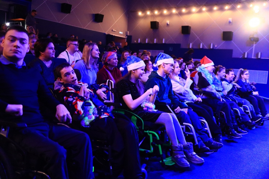 &laquo;Внуки Деда Мороза&raquo; поздравили семьи с особыми ребятишками в преддверии Нового года