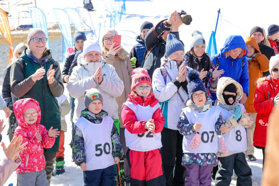 &laquo;Старты мечты&raquo;: в &laquo;Бобровом логу&raquo; прошли соревнования по горным лыжам среди детей с ОВЗ