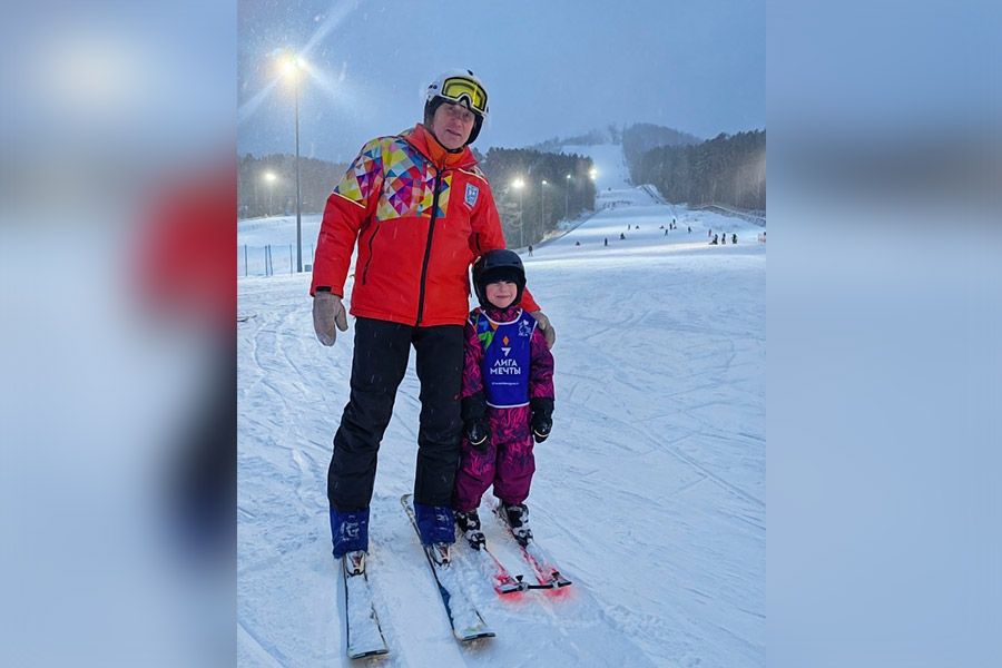 Вероника впервые встала на лыжи