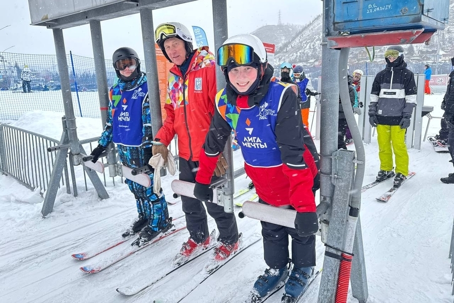 Мальчики на склоне)